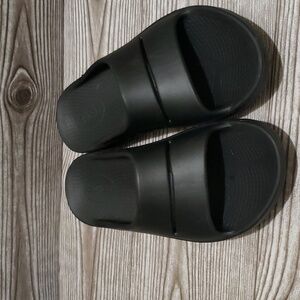 Oofos black slide unisex open toe sandals size 13 male 15 women